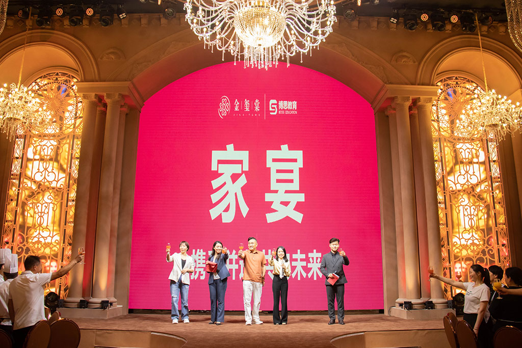 博思花藝婚慶教育，婚慶培訓(xùn)，花藝培訓(xùn)，插花培訓(xùn)，花藝師培訓(xùn)，主持人培訓(xùn)，商務(wù)主持人培訓(xùn)，花店運(yùn)營(yíng)培訓(xùn)，花店全系統(tǒng)營(yíng)銷，小白開(kāi)花店，小白學(xué)主持，金璽棠婚慶酒店，金璽棠總部，鄭州金麻雀教育科技有限公司