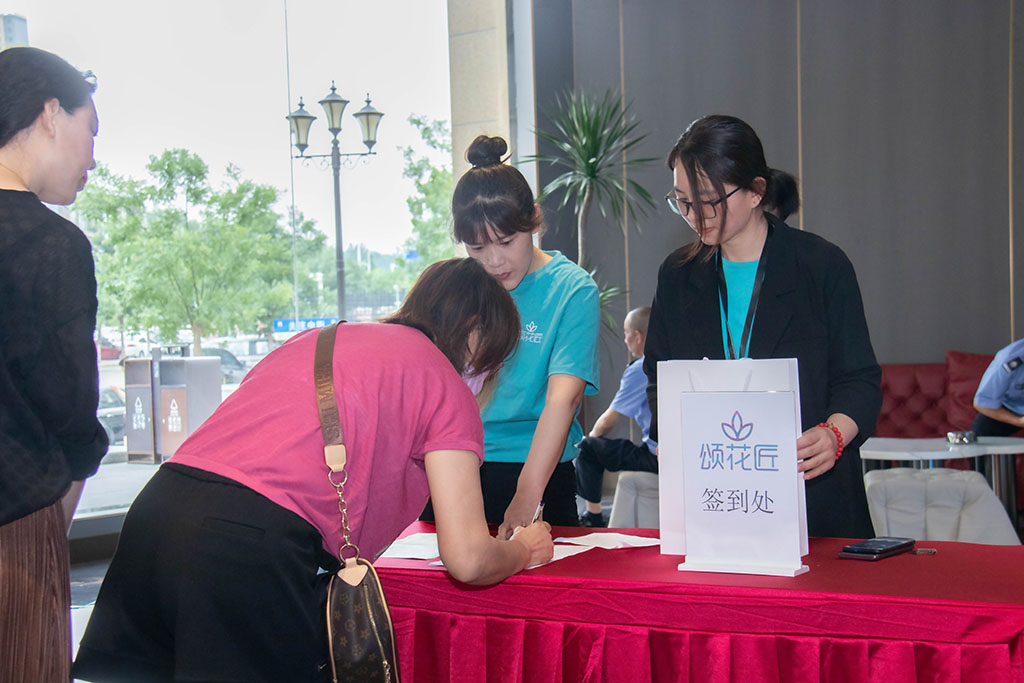 博思花藝婚慶教育，婚慶培訓(xùn)，花藝培訓(xùn)，插花培訓(xùn)，花藝師培訓(xùn)，主持人培訓(xùn)，商務(wù)主持人培訓(xùn)，花店運(yùn)營(yíng)培訓(xùn)，花店全系統(tǒng)營(yíng)銷(xiāo)，小白開(kāi)花店，小白學(xué)主持，金璽棠婚慶酒店，金璽棠總部，鄭州金麻雀教育科技有限公司