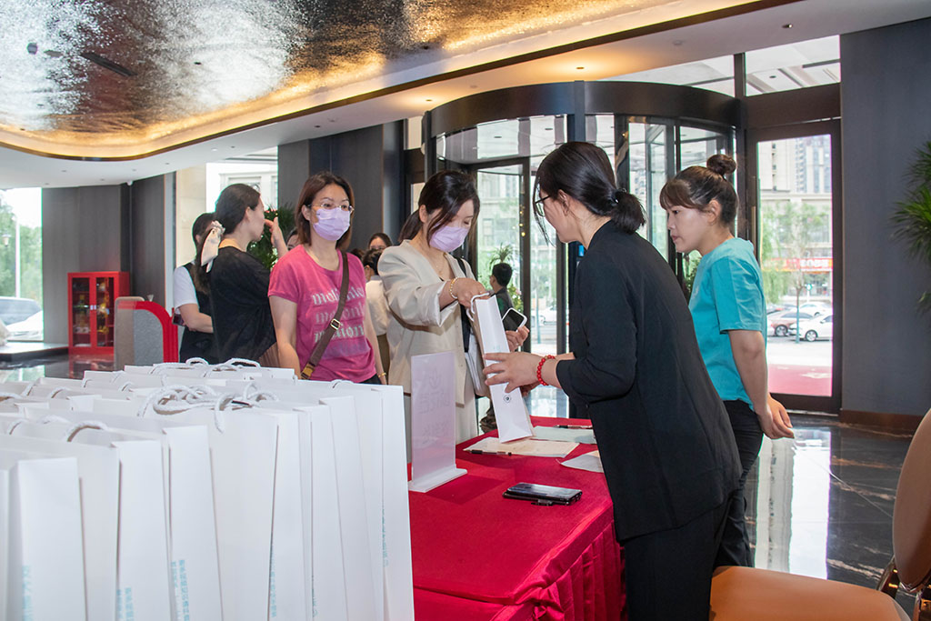 博思花藝婚慶教育，婚慶培訓(xùn)，花藝培訓(xùn)，插花培訓(xùn)，花藝師培訓(xùn)，主持人培訓(xùn)，商務(wù)主持人培訓(xùn)，花店運(yùn)營(yíng)培訓(xùn)，花店全系統(tǒng)營(yíng)銷(xiāo)，小白開(kāi)花店，小白學(xué)主持，金璽棠婚慶酒店，金璽棠總部，鄭州金麻雀教育科技有限公司