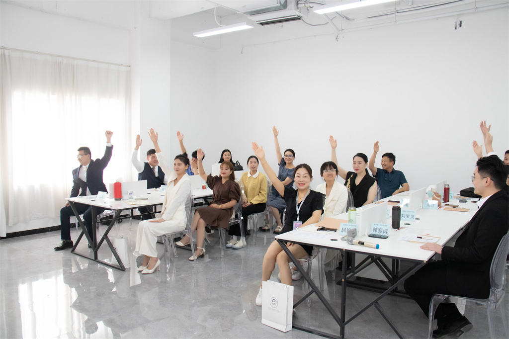 博思花藝婚慶教育，婚慶培訓(xùn)，花藝培訓(xùn)，插花培訓(xùn)，花藝師培訓(xùn)，主持人培訓(xùn)，商務(wù)主持人培訓(xùn)，花店運(yùn)營培訓(xùn)，花店全系統(tǒng)營銷，小白開花店，小白學(xué)主持，金璽棠婚慶酒店，金璽棠總部，鄭州金麻雀教育科技有限公司