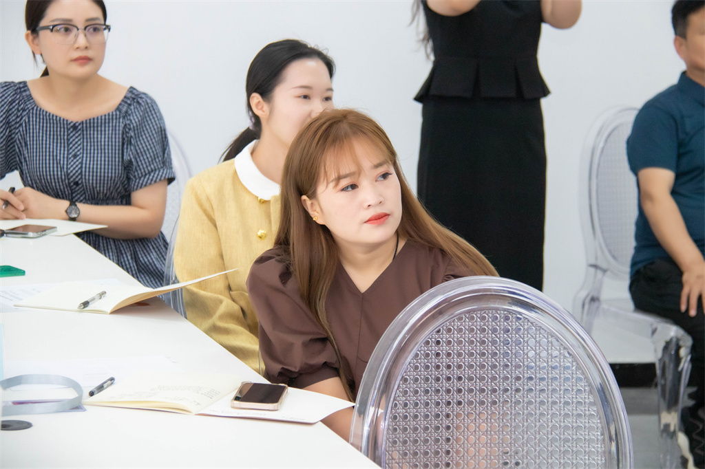 博思花藝婚慶教育，婚慶培訓(xùn)，花藝培訓(xùn)，插花培訓(xùn)，花藝師培訓(xùn)，主持人培訓(xùn)，商務(wù)主持人培訓(xùn)，花店運(yùn)營培訓(xùn)，花店全系統(tǒng)營銷，小白開花店，小白學(xué)主持，金璽棠婚慶酒店，金璽棠總部，鄭州金麻雀教育科技有限公司