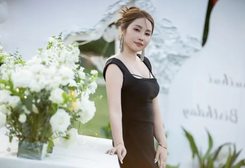 博思花藝婚慶教育，婚慶培訓(xùn)，花藝培訓(xùn)，插花培訓(xùn)，花藝師培訓(xùn)，主持人培訓(xùn)，商務(wù)主持人培訓(xùn)，花店運(yùn)營培訓(xùn)，花店全系統(tǒng)營銷，小白開花店，小白學(xué)主持，金璽棠婚慶酒店，金璽棠總部，鄭州金麻雀教育科技有限公司